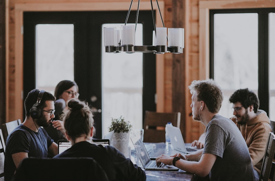Team bei der Arbeit als Beispiel für eine Recruiting-Kampagne