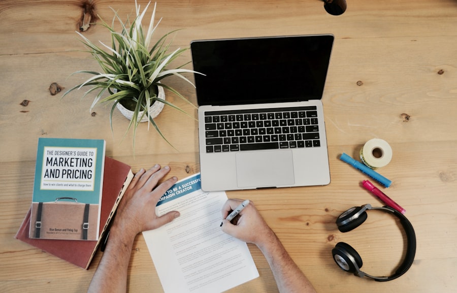 Planung einer Google Ads und Social Media Werbekampagne am Bildschirm