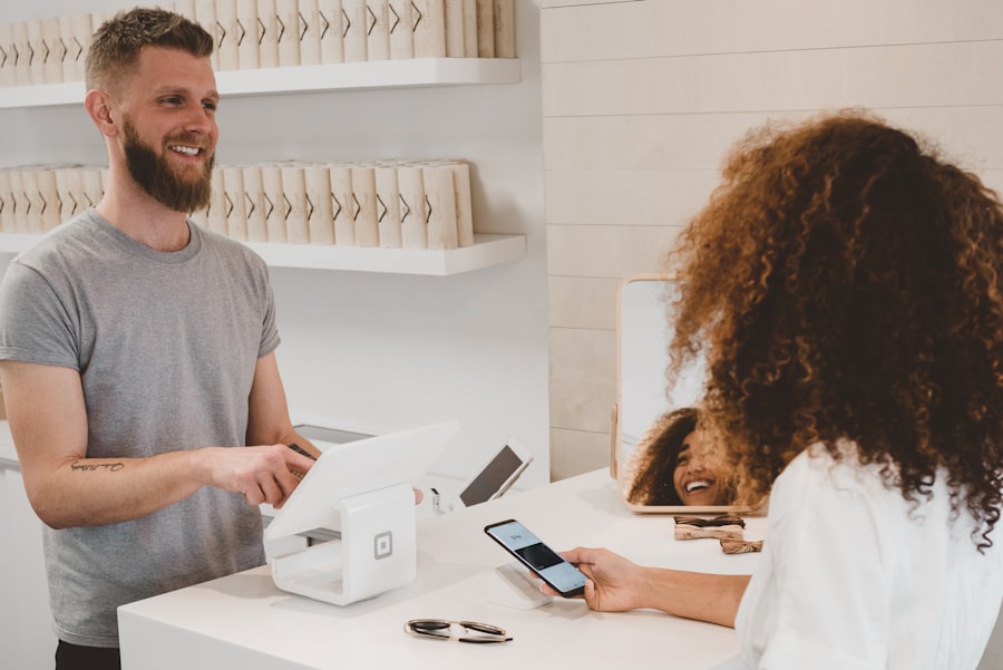 Produktseite eines modernen Online-Shops am Laptop-Bildschirm